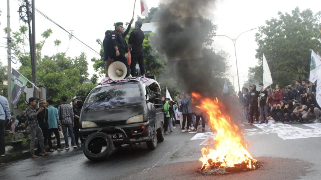 aksi massa membakar ban ditengah jalan