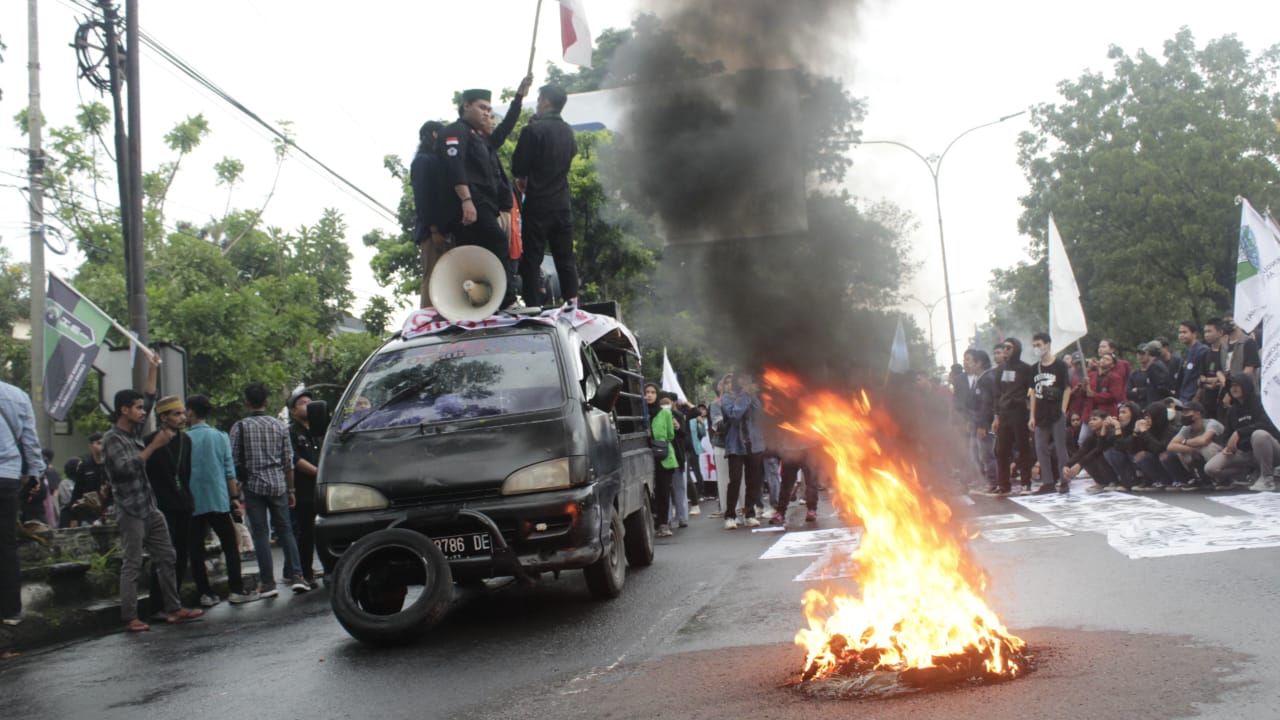 aksi massa membakar ban ditengah jalan