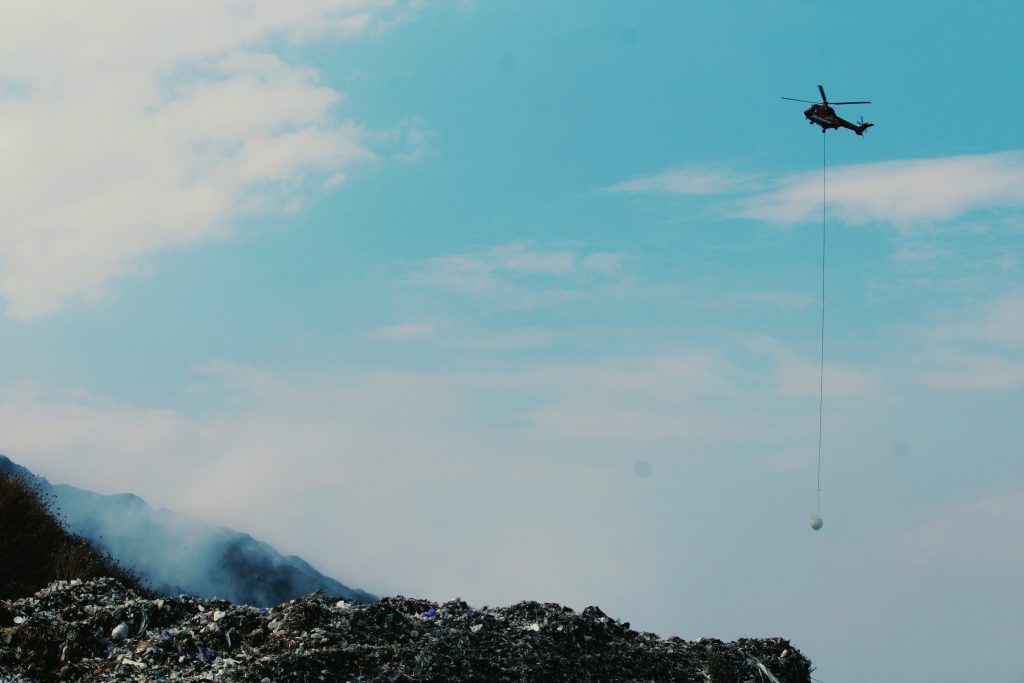 Tumpukan sampah yang terbakar di TPA Putri Cempo