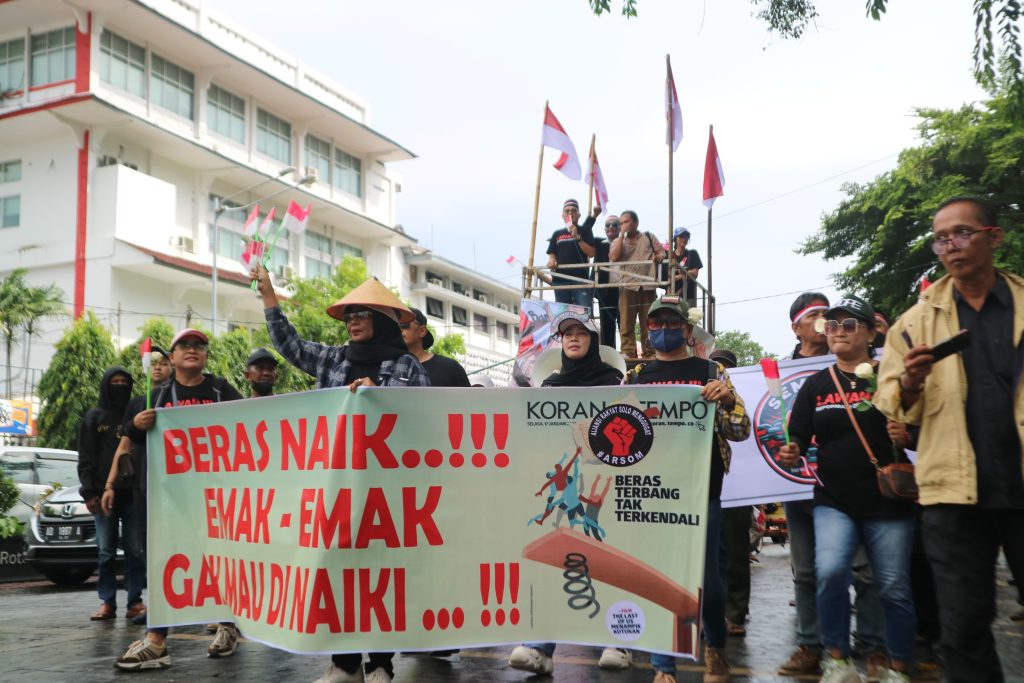 Demontrasi di Balai Kota Solo (Tim Locus)